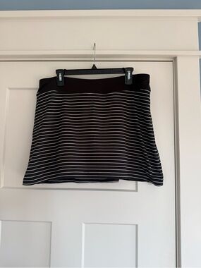 Athleta Black and White Striped A-
Line Active Skort / Mini Skirt L
